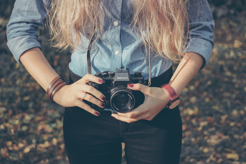 photographe-MONTMEYAN-min_hand-person-girl-woman-camera-photography-614-pxhere.com