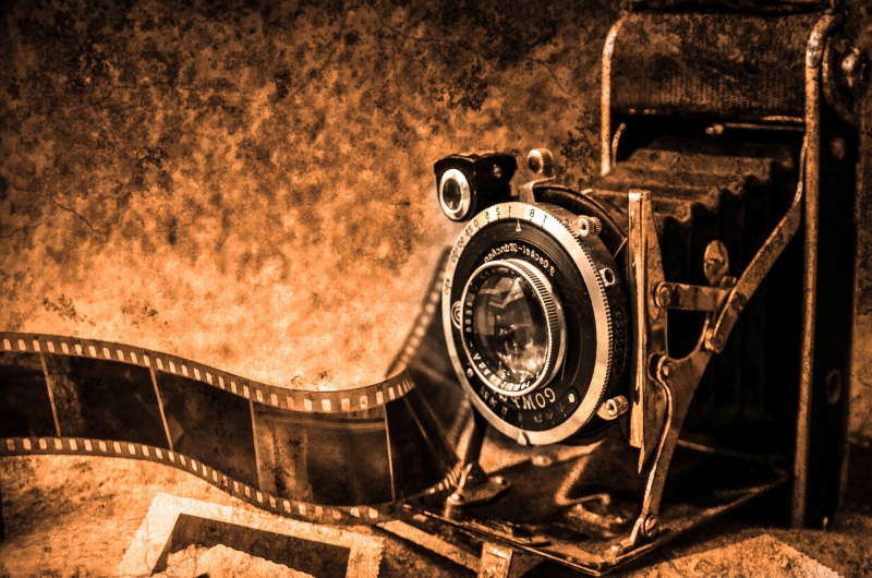 photographe-MONTMEYAN-min_light-wood-night-camera-photography-vintage-1245236-pxhere.com